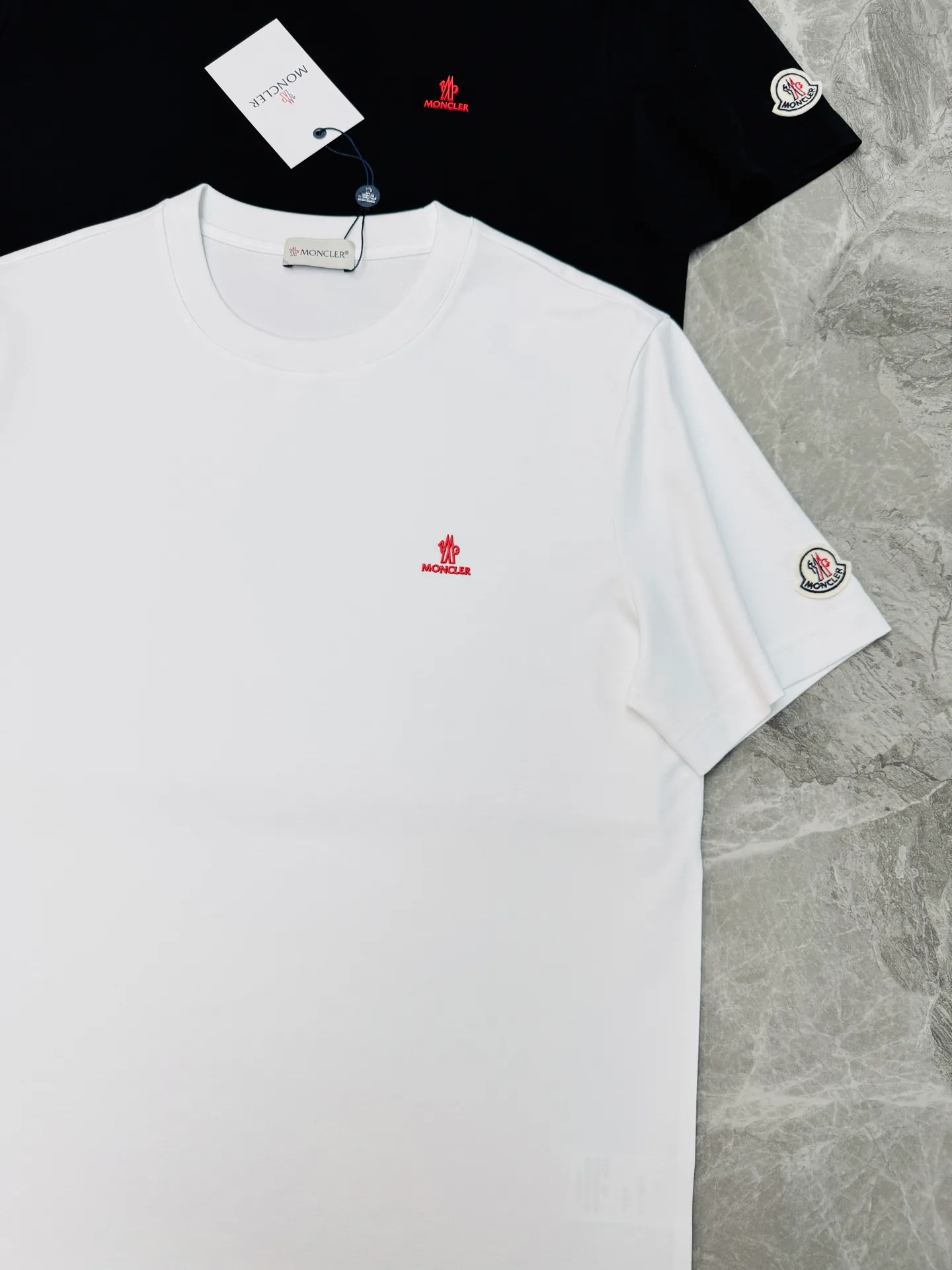 ⚜️Moncler New Arrival T ， Quality 200g . . ， ！ Red logo， . ✨Classic + ， ， ， ， 、 、 ，Versatile ！ ：White.Black.Sizes：M-4XL ！（175/140 L）